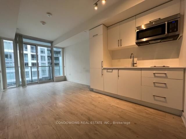 Property Photo: 27 Bathurst Street 1014W ON M5V 0R1