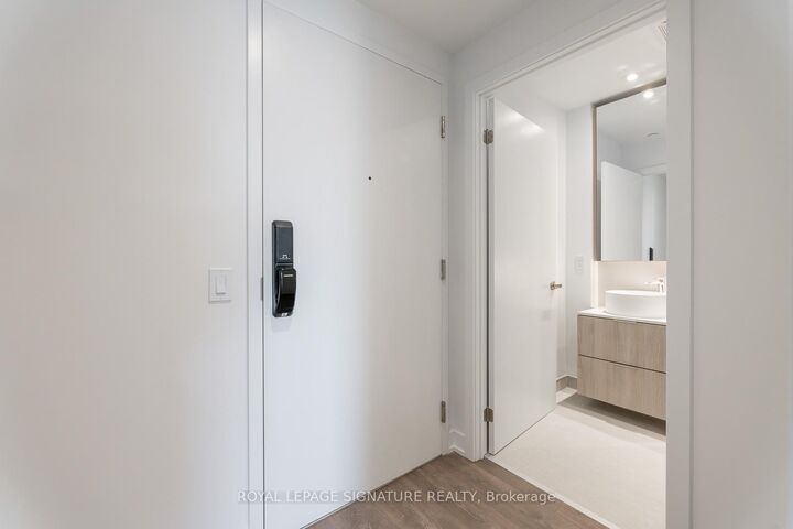 Property Photo: 28 Ann Street 518 ON L5G 3G1