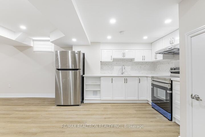 Property Photo:  103 Beverley Glen Boulevard  ON L4J 7V2 