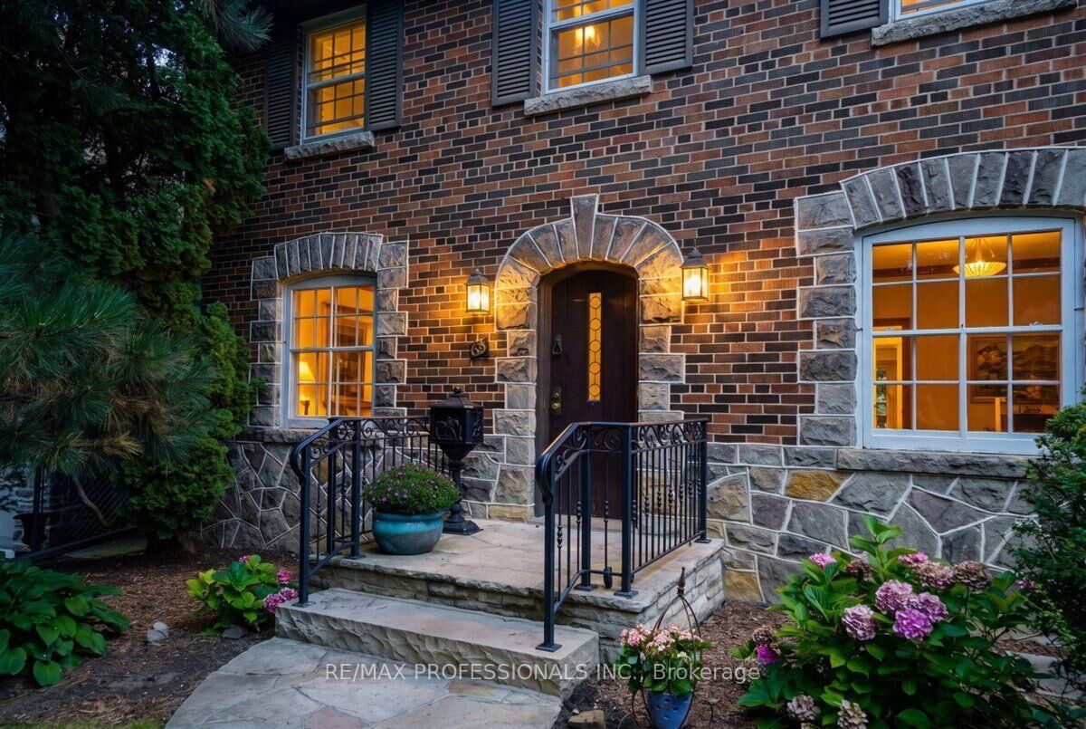 Property Photo:  65 Dunedin Drive  ON M8X 2K7 