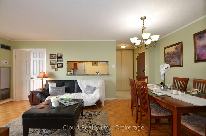 Property Photo:  50 Kingsbridge Garden Circle 915  ON L5R 1Y2 