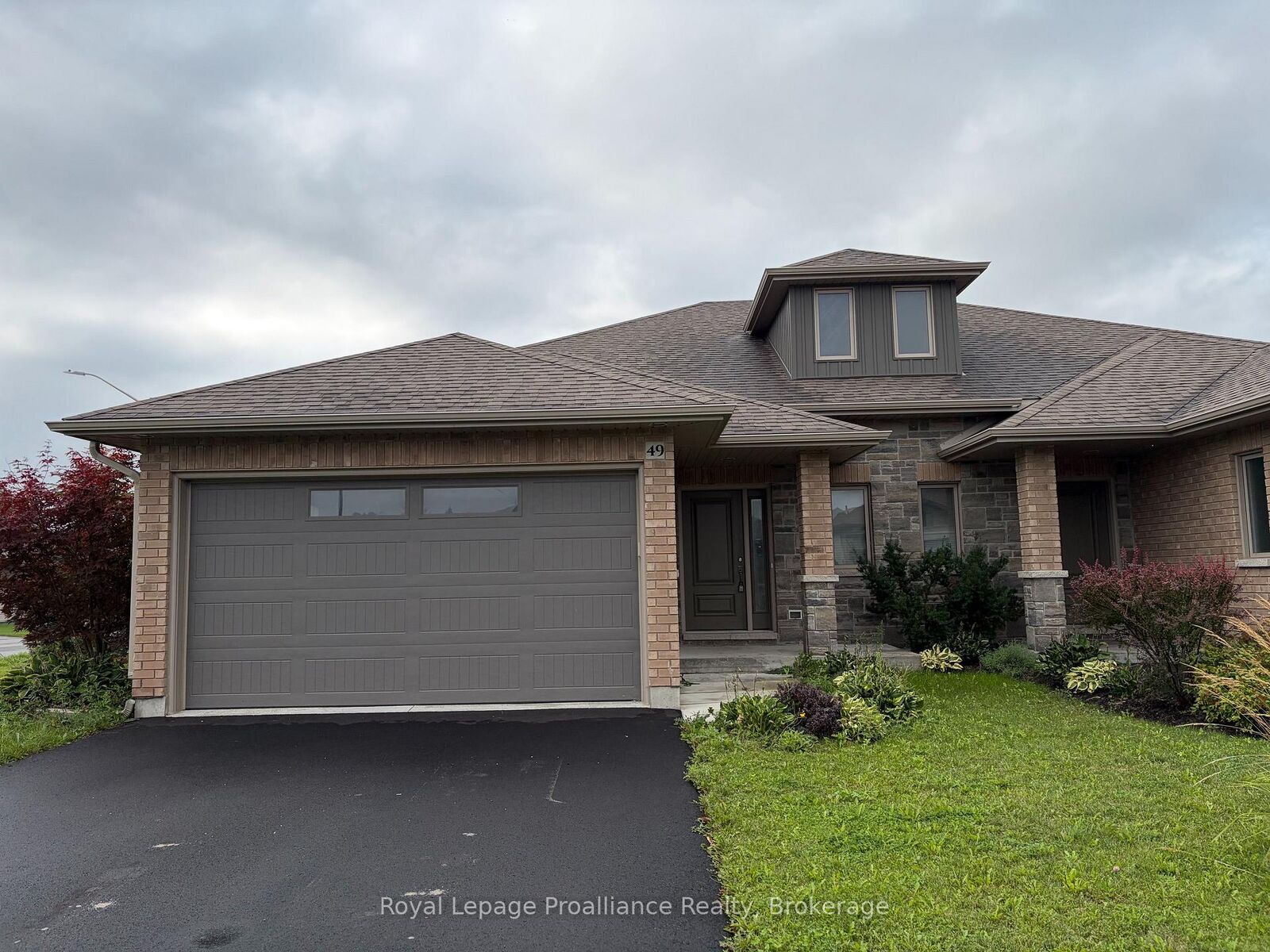 Property Photo:  49 Hillside Meadow Drive  ON K8V 0J5 