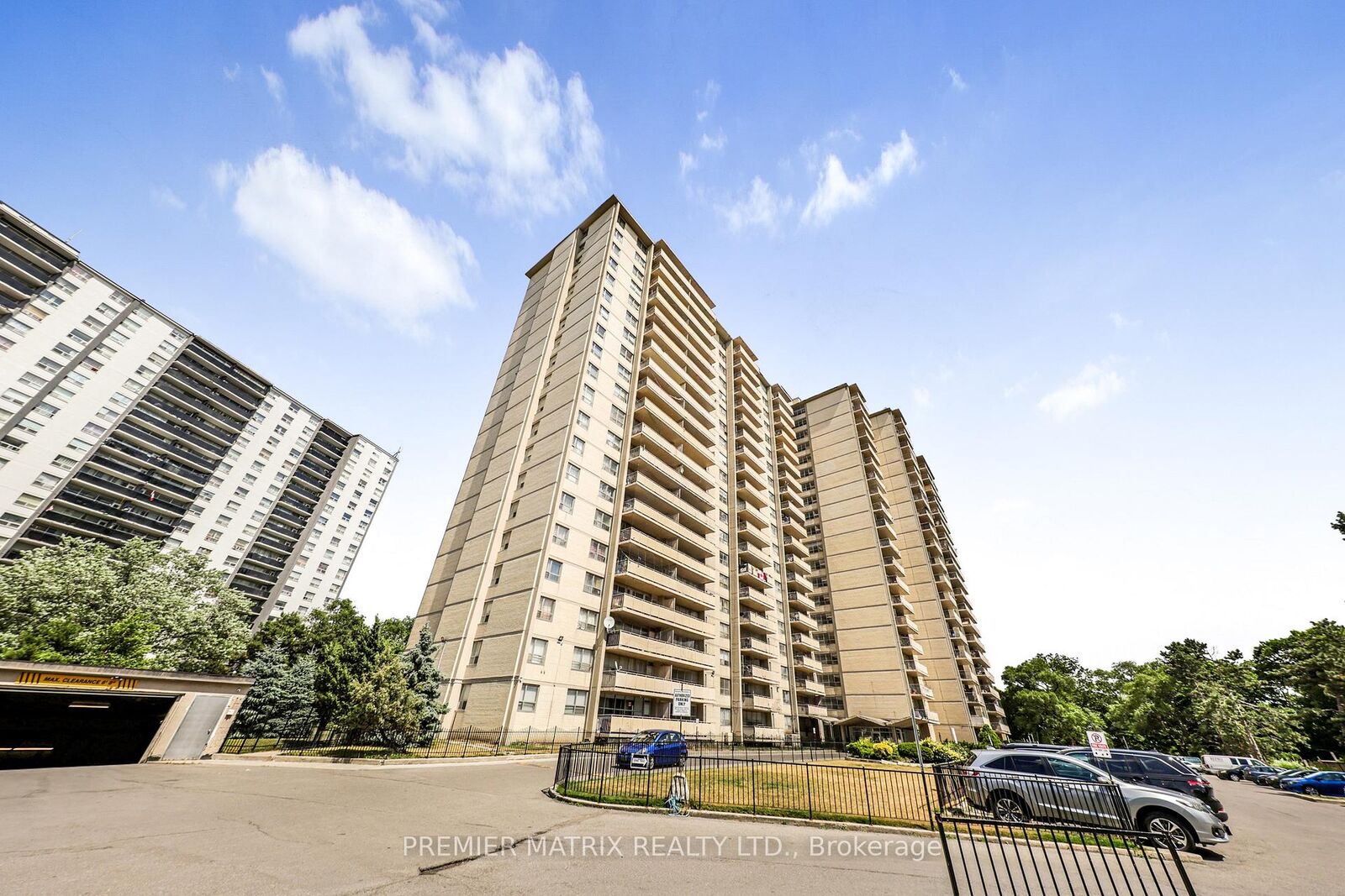 Property Photo:  65 Thorncliffe Park Drive 1807  ON M4H 1L2 