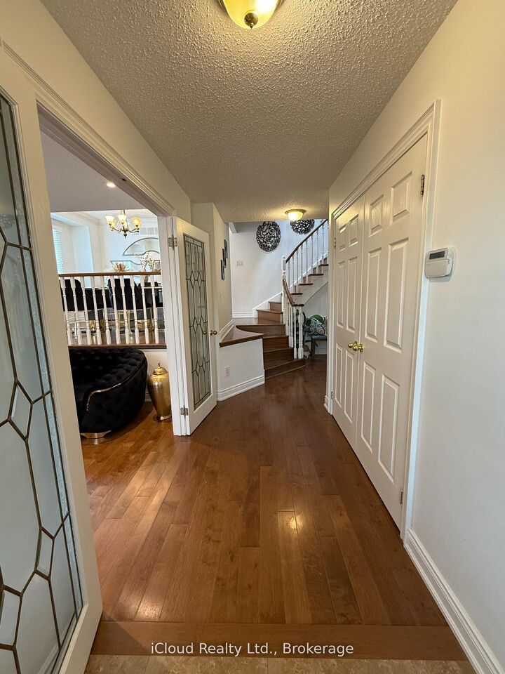 Property Photo: 2067 Hunters Wood Drive ON L7M 2T1