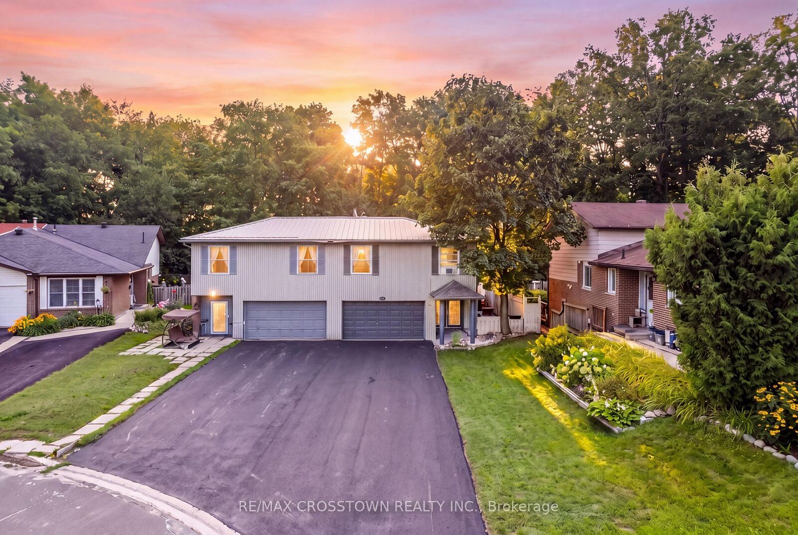 Property Photo: 6 Ashdale Court ON L4M 5B5