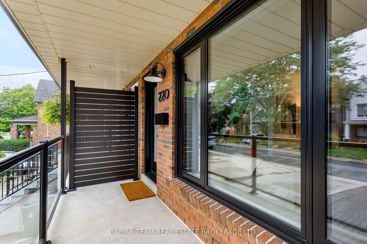 Photo de la propriété: 220 Medland Street W ON M6P 2N7