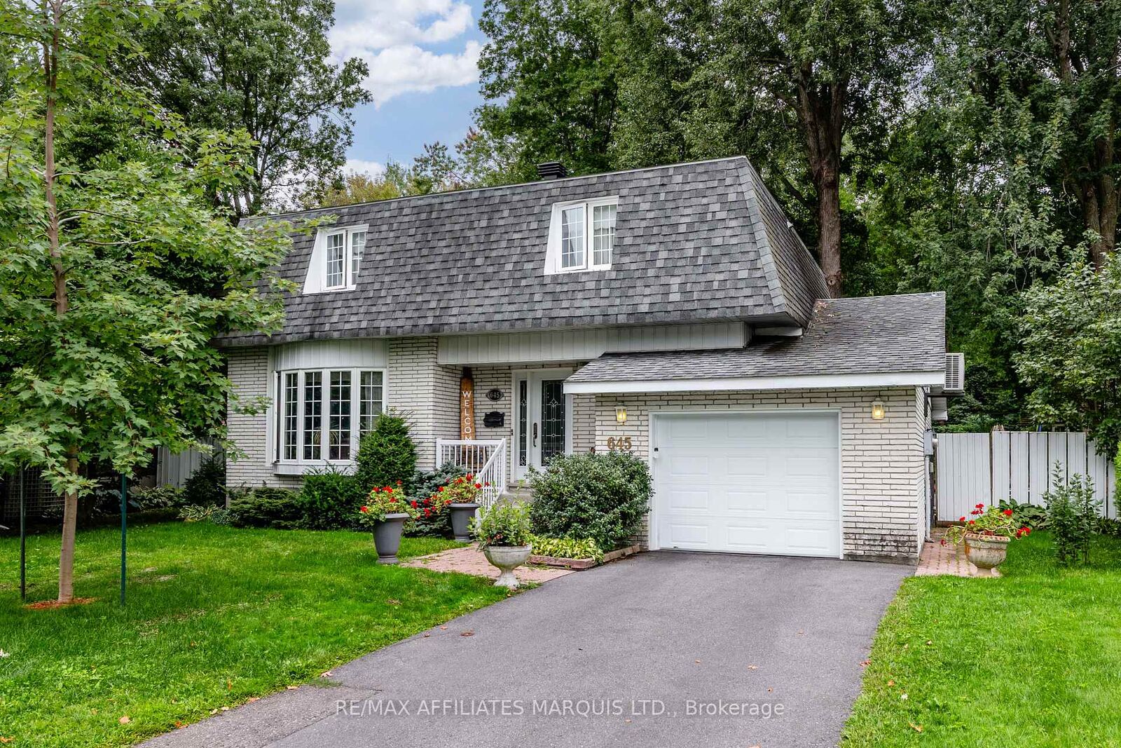 Property Photo:  645 Dundas Crescent  ON K6H 6L1 