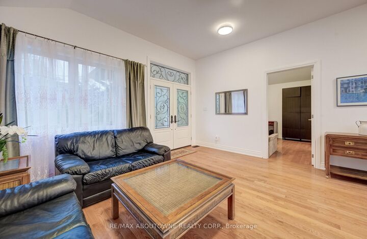Property Photo: 3091 Parkerhill Road ON L5B 1V6