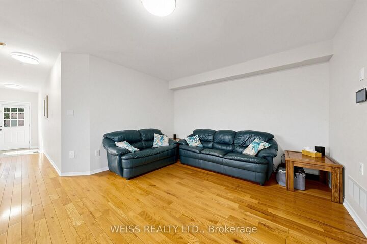 Property Photo: 5260 McFarren Boulevard 31 ON L5M 7J1