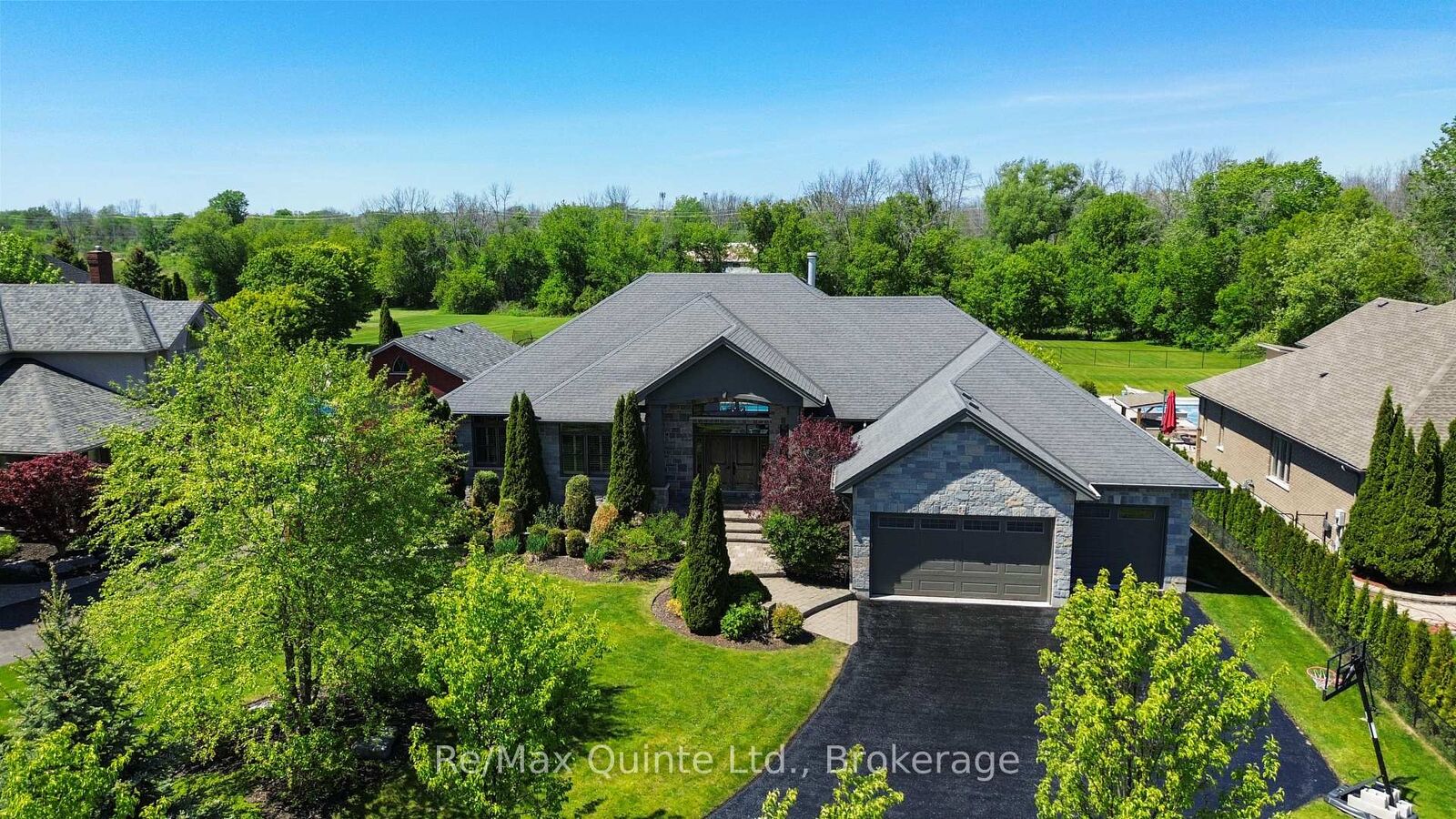 Property Photo: 54 Settlers Landing Drive ON K8R 0A9
