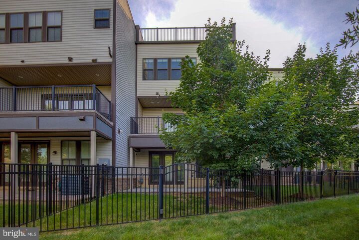 Property Photo:  23098 Sullivans Cove Square  VA 20148 