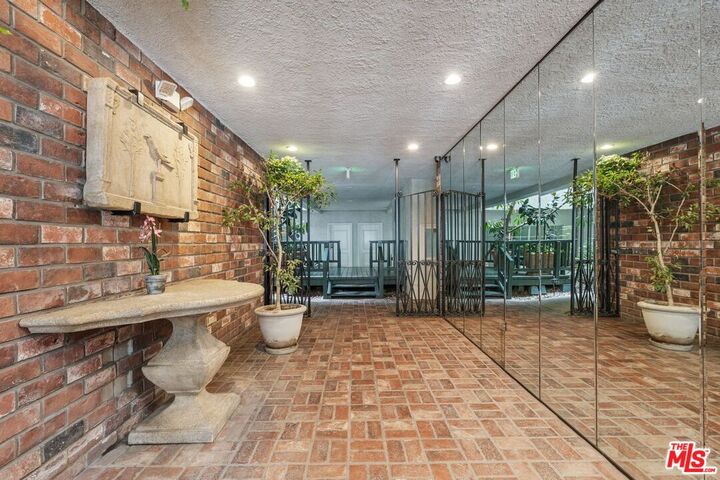 Property Photo:  1375 Kelton Ave, Unit 104  CA 90024 