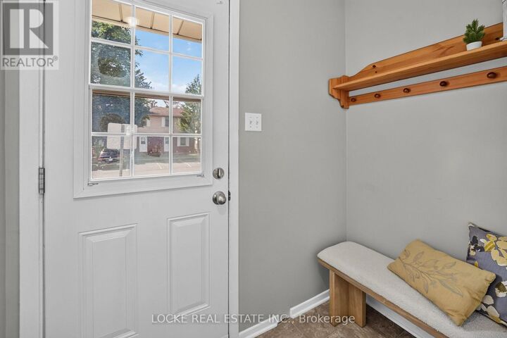 Property Photo: 1975 Fairglen Mews 28 ON K1B 5A5