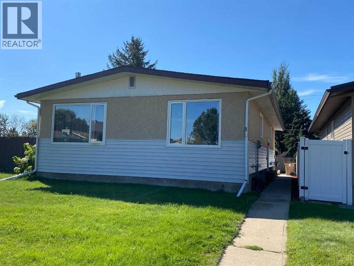 Property Photo:  3 Lake Bevan Drive East  AB T1R 0L3 