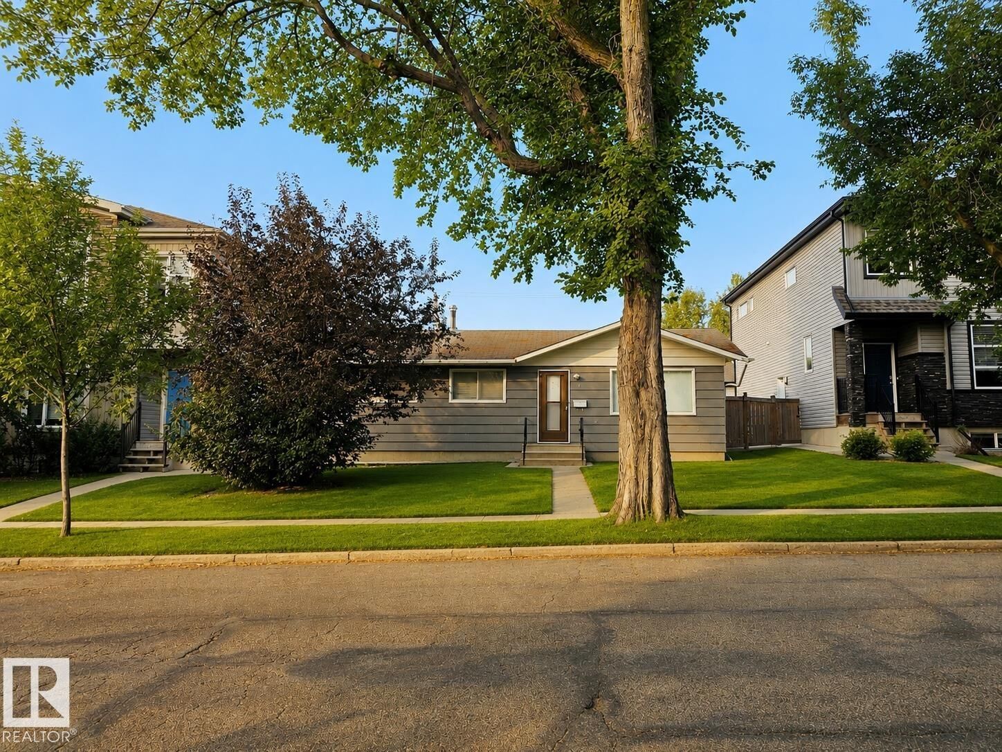 Property Photo:  4 Muir Drive  AB T8N 1G2 