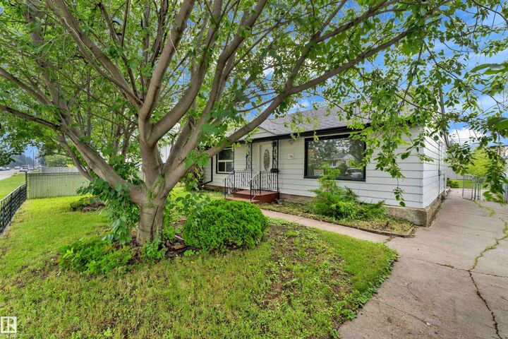Property Photo:  9416 153 Street NW  AB T5R 1R3 