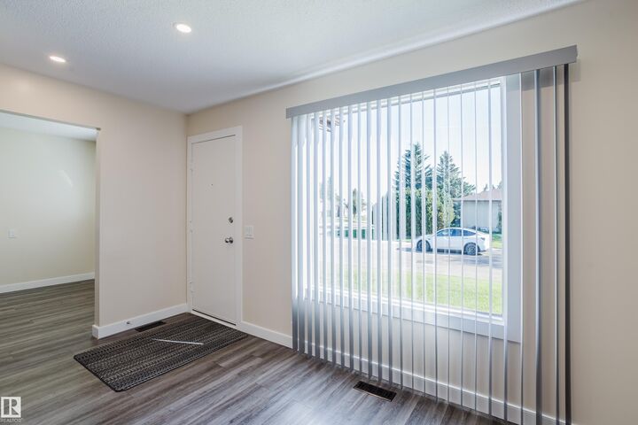 Property Photo:  36 Harrow Circle Circle NW  AB T5A 2S5 