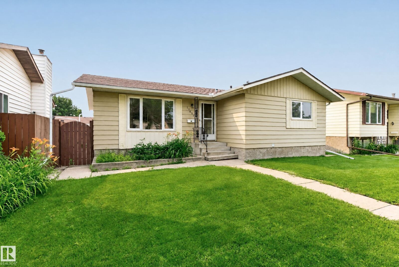 Property Photo:  11607 139 Avenue NW  AB T5X 3L3 