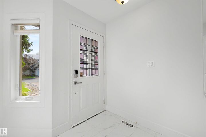 Property Photo:  3520 60 Street NW 17  AB T6L 6H5 