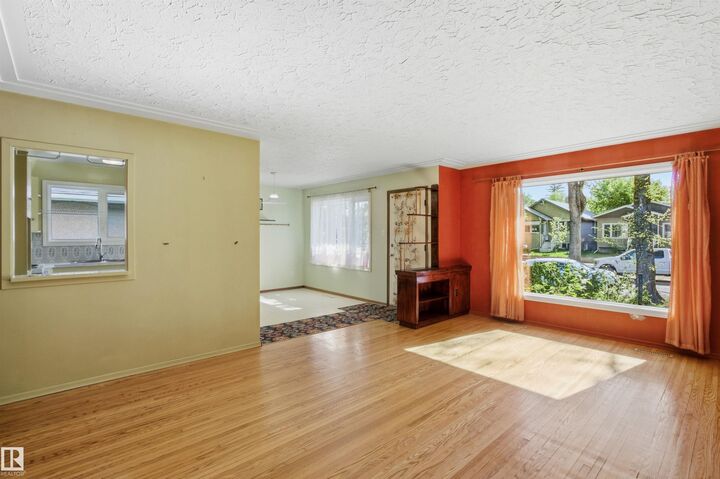 10138 74 Street NW — photo 1