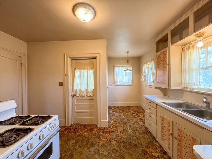 Property Photo: 2009 W Beeson Road KS 67801