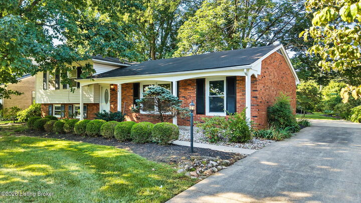 Property Photo:  808 Foxwood Ave  KY 40223 