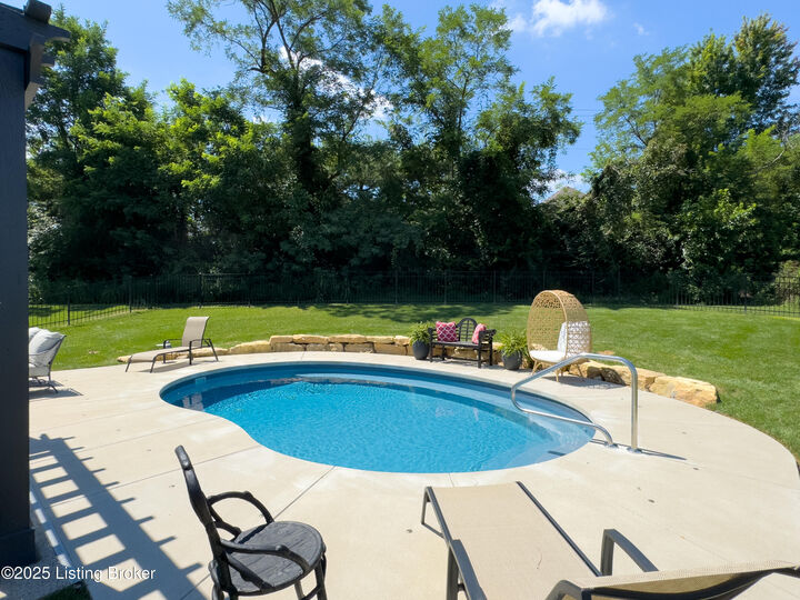 Property Photo: 2002 N Beckley Station Rd KY 40245