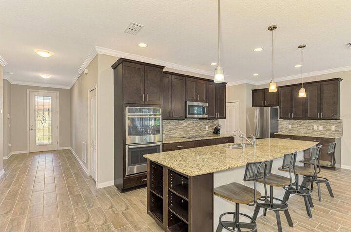 Property Photo: 2148 La Palma Avenue FL 33953