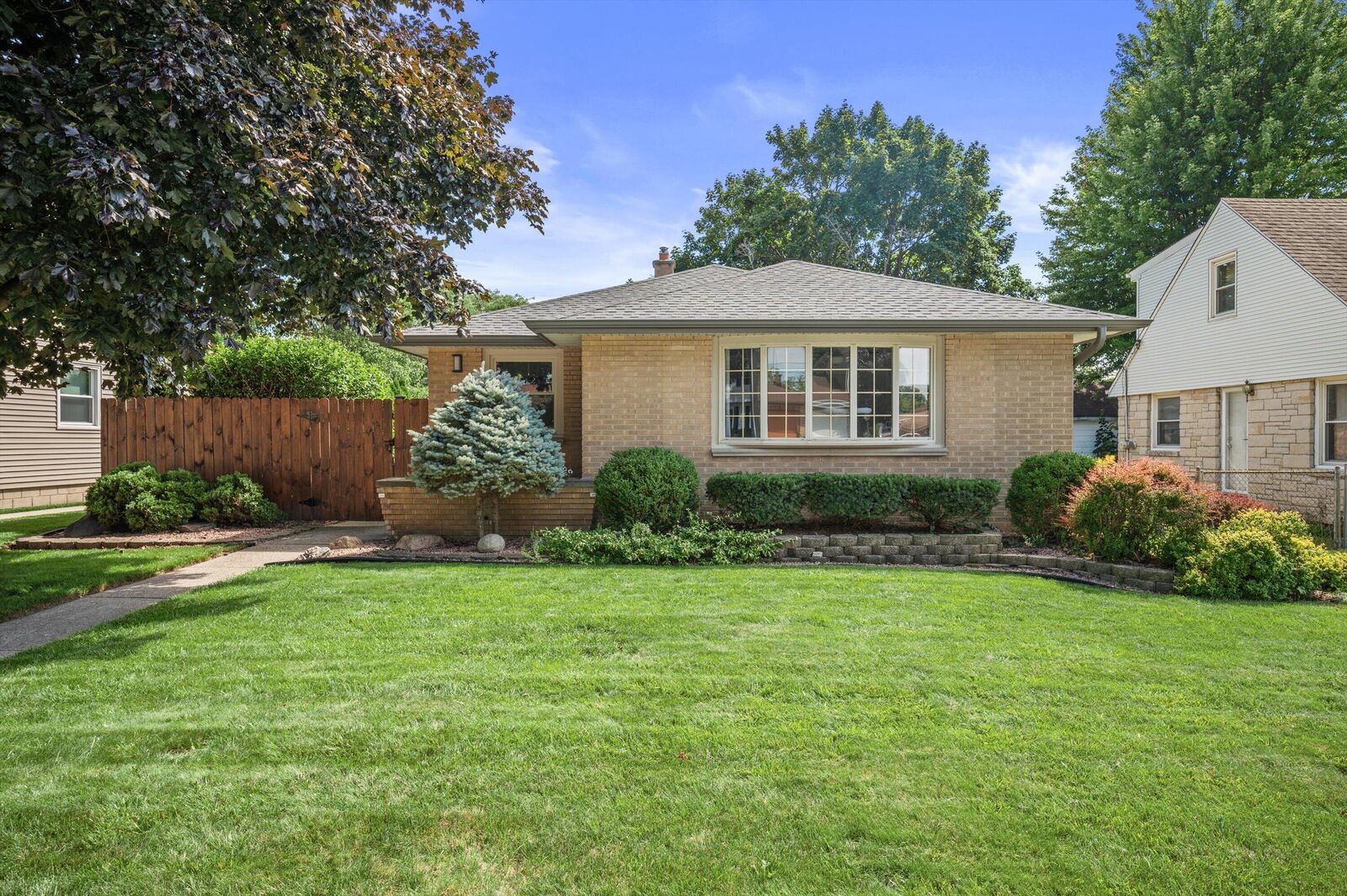 Property Photo: 1411 Manitowoc Ave WI 53172