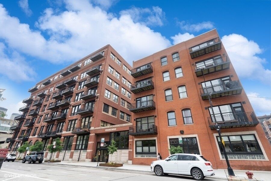 Property Photo: 226 N Clinton Street 711 IL 60661