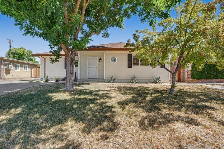 Property Photo: 5828 N Haven Drive CA 95660