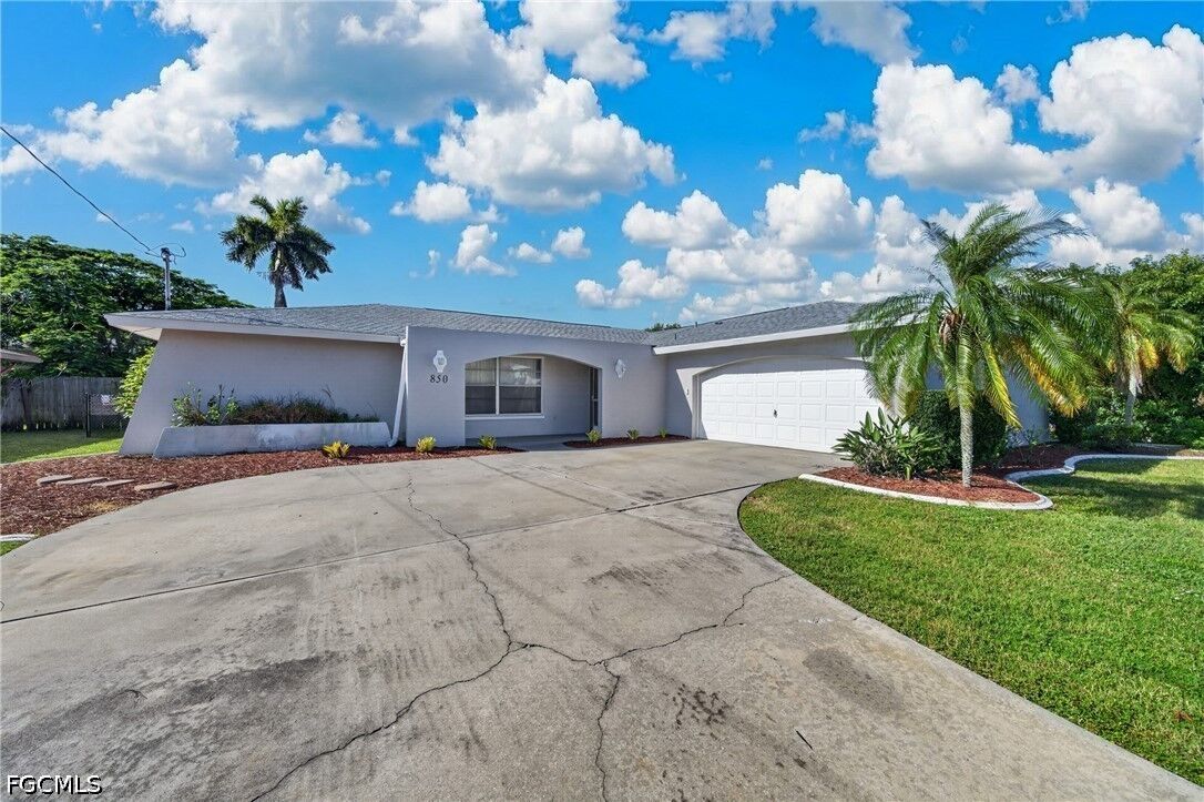 Property Photo: 850 SE 41st Street FL 33904