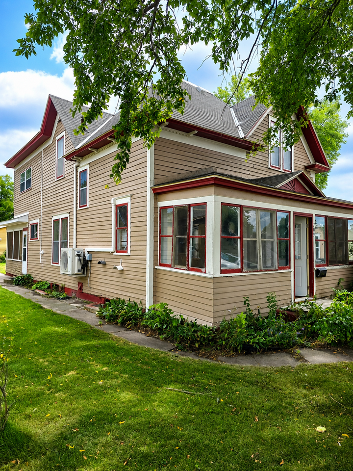 Property Photo:  709 Pine Street S  MN 56378 