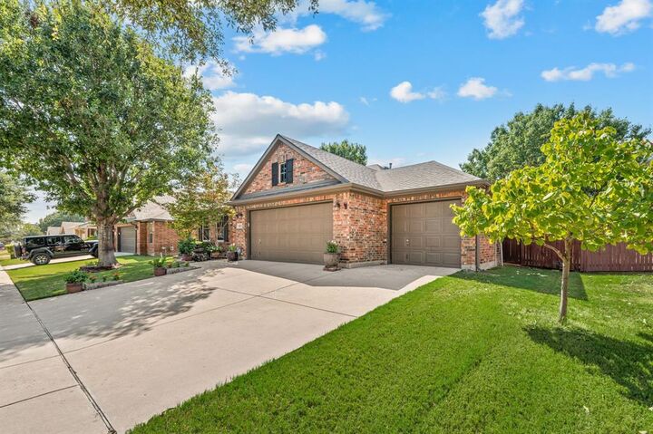 Property Photo: 829 Sequoia Way TX 76131