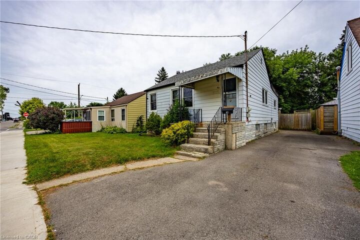 Property Photo:  82 Salisbury Avenue  ON N3S 1N2 