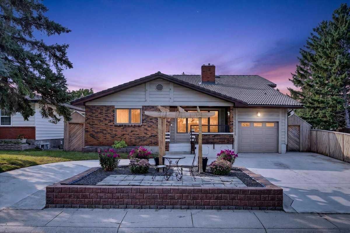 Property Photo: 126 Marbrooke Circle NE AB T2A 2W6