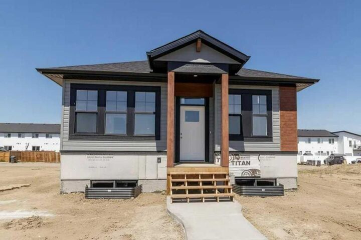 25 Ian Way — photo 1