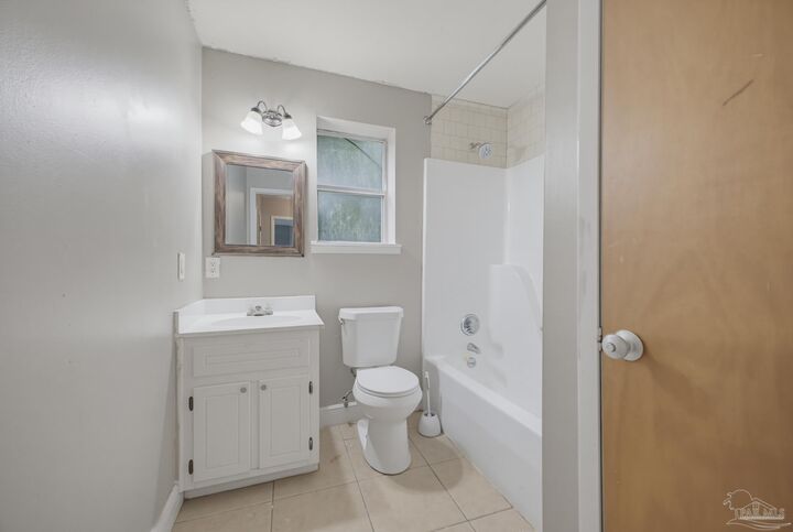 Property Photo: 5575 Inwood Dr FL 32571