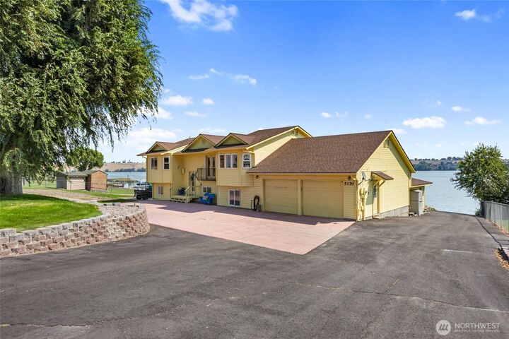 Property Photo: 5170 Kopp Lane NE WA 98837