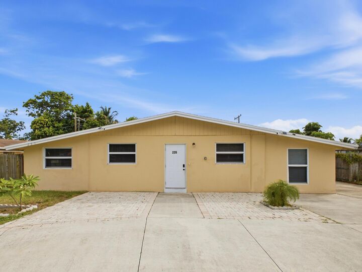 Property Photo: 226 E Gateway Boulevard FL 33435
