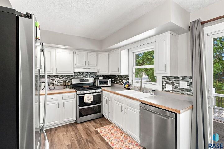 Property Photo: 602 E Walnut St SD 57032