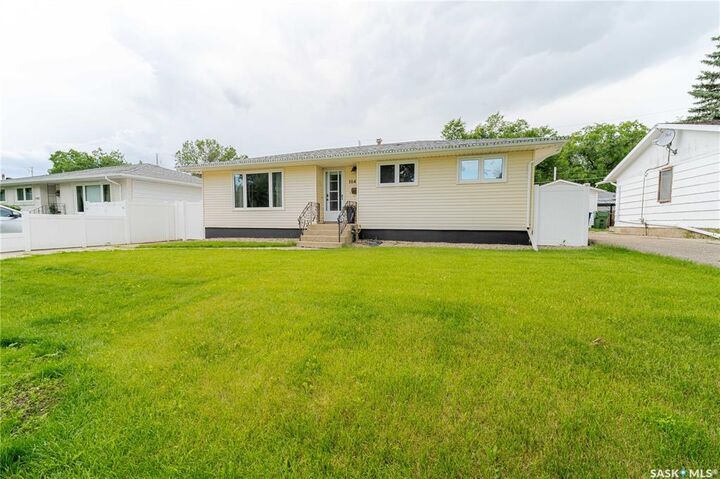 Property Photo:  1048 11th Avenue NW  SK S6H 4L5 