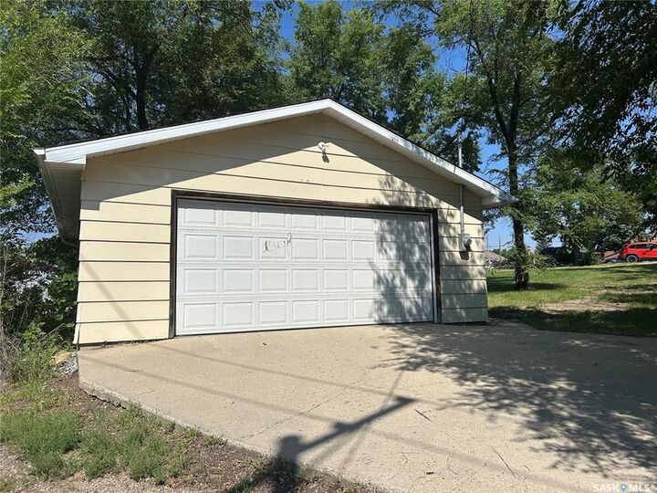 Property Photo:  1138 1st Street  SK S4A 0G9 