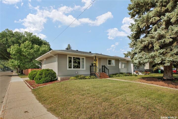 Property Photo:  401 R Avenue N  SK S7L 2Y8 