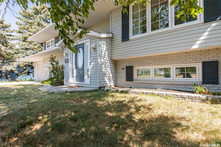 Property Photo:  215 Cedar Crescent  SK S0H 0S0 