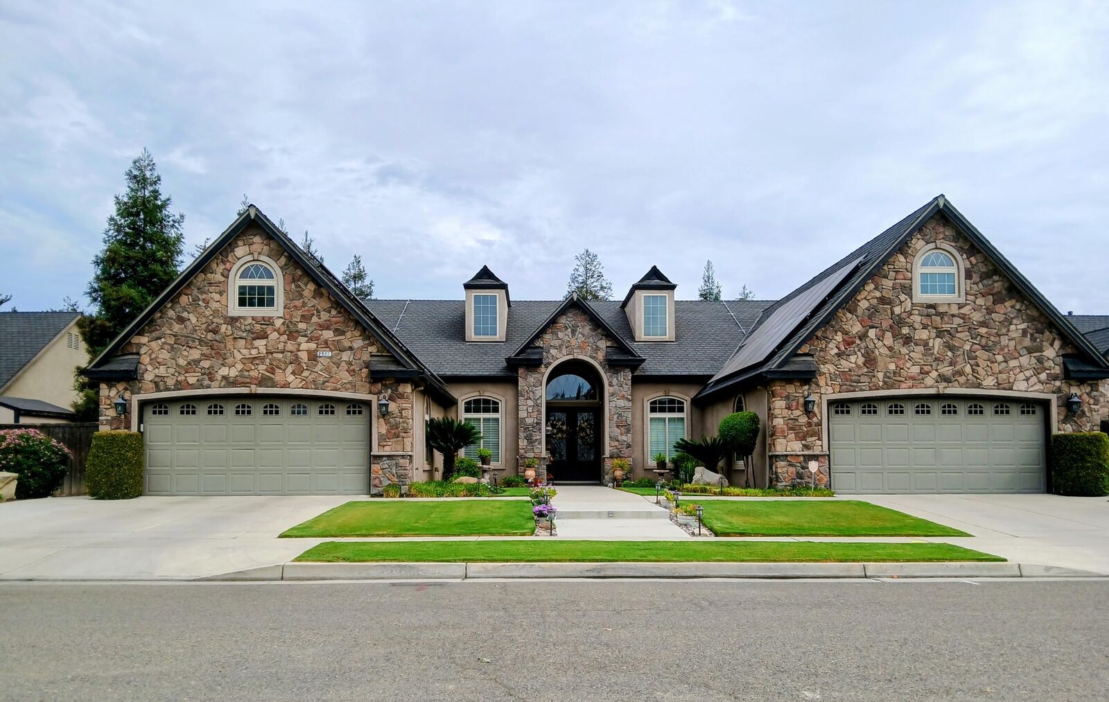 Property Photo: 2522 La Paloma Drive CA 93274