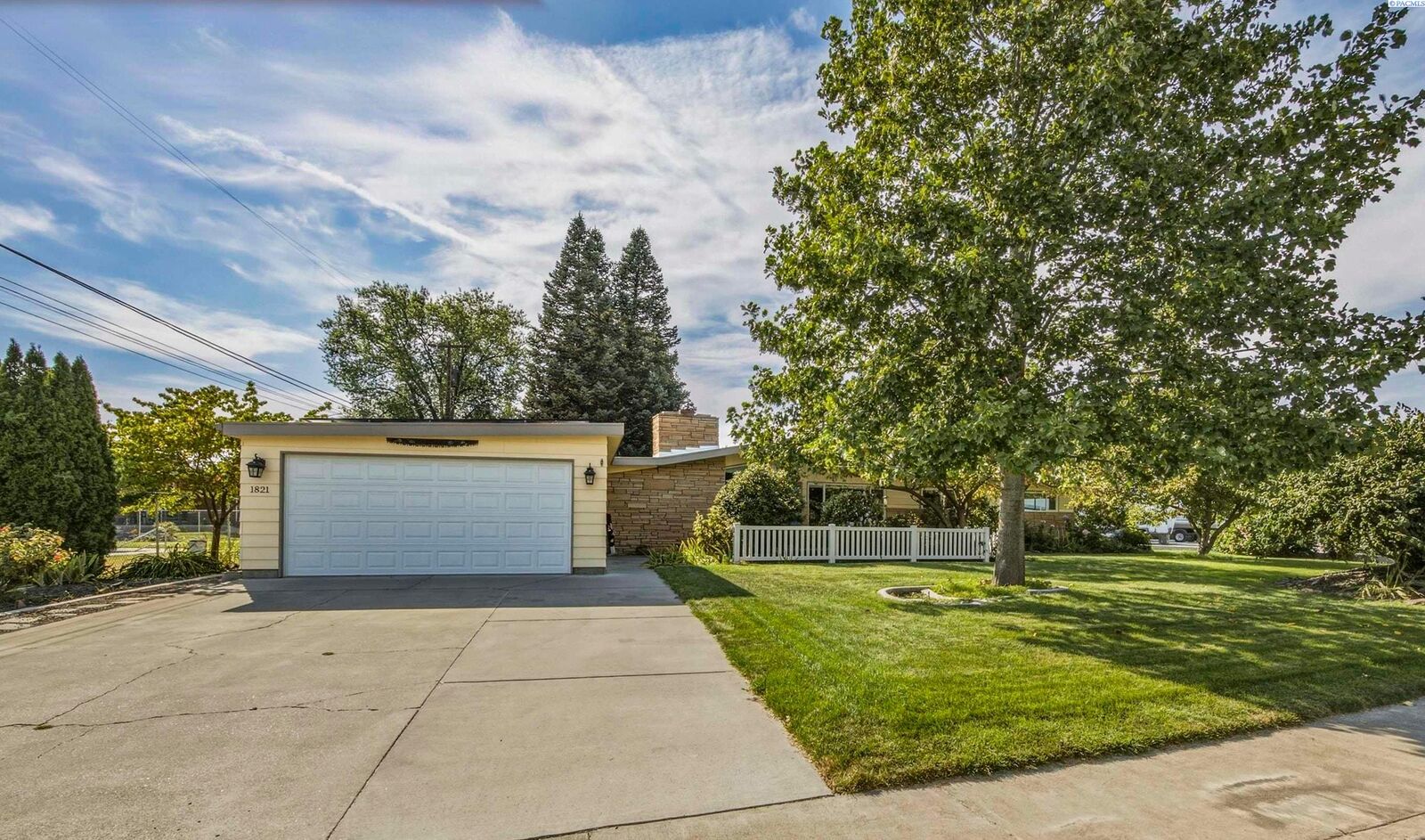 Property Photo:  1821 Thayer Drive  WA 99354 