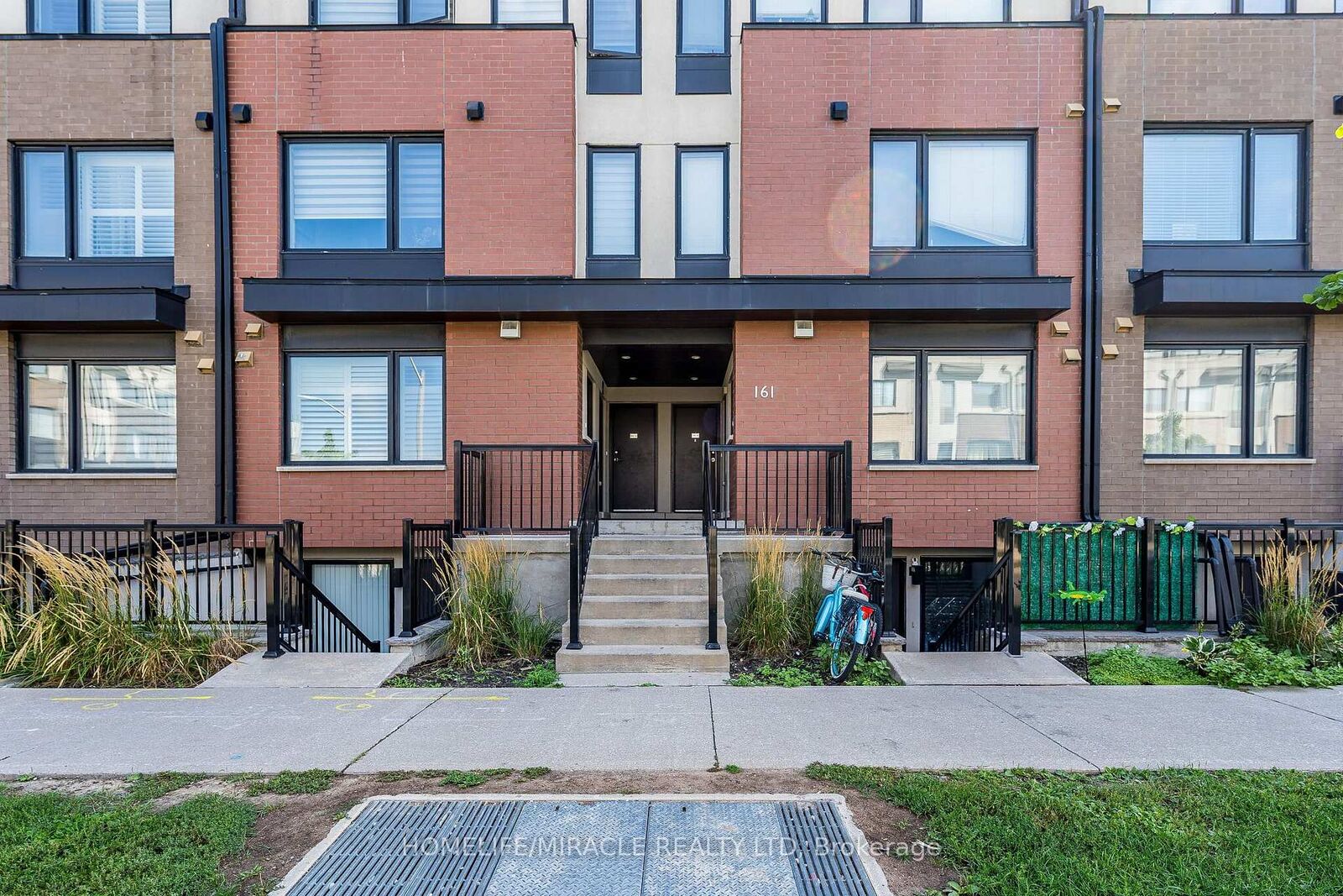 Property Photo: 161 William Duncan Road 8 ON M3K 0B9
