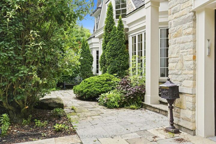 Property Photo: 2025 Heartwood Court ON L5C 4P7