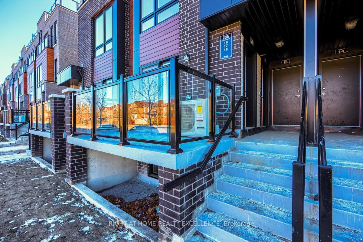 Property Photo:  235 McLevin Avenue E 16  ON M1B 0E8 